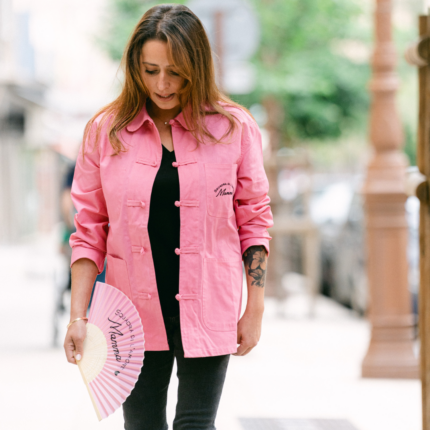 Veste bleu de chine rose porté vu en pied avec la broderie noire Mamma Squadra di l'amore – L'Oru fête des mères