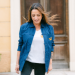 Veste bleu de chine corse portée "Cool Mamma Club" brodé orange poche gauche – L'Oru fête des mères