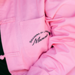 Détail poche gauche broderie corse noire sur bleu de chine rose – L'Oru Ajaccio