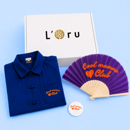 Box Maravigliosa Cool Mamma club : bleu de chine classique brodé, éventail violet et pins blanc assorti