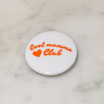 Badge rond blanc "Cool Mamma Club" – cadeau original fête des mères concept store L'Oru Ajaccio