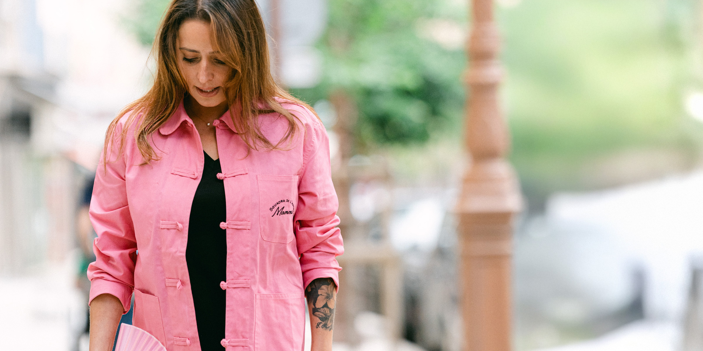 Veste bleu de chine rose porté vu en pied avec la broderie noire Mamma Squadra di l'amore – L'Oru fête des mères