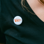 Badge blanc "Coll Mamma club" L'Oru porté