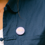 Badge violet "Cool Mamma club" L'Oru porté
