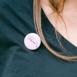 Badge rose "Mamma Squadra di l'Amore" L'Oru porté