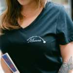 Photo portée et détail broderie blanche Mamma Squadra di l'amore côté gauche t-shirt noir femme – L'Oru Ajaccio