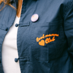 Zoom broderie "Cool Mamma Club" orange poche gauche – L'Oru fête des mères