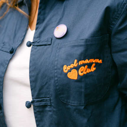 Zoom broderie "Cool Mamma Club" orange poche gauche – L'Oru fête des mères