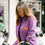 Détail poche gauche broderie Cool Mamma Club orange sur bleu de chine violet – L'Oru Ajaccio