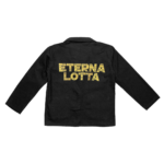 Bleu de Chine noir floqué de la broderie dorée "ETERNA LOTTA" en hommage au groupe Arcusgi et leurs chansons aux paroles incrustées dans la broderie. Collaboration L'Oru et Arcusgi en édition limitée