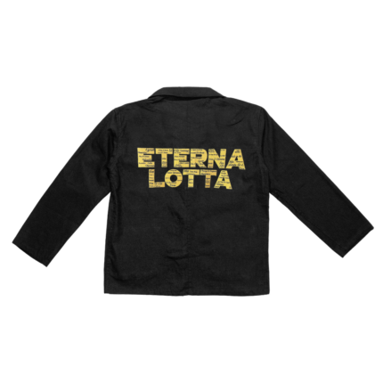 Bleu de Chine noir floqué de la broderie dorée "ETERNA LOTTA" en hommage au groupe Arcusgi et leurs chansons aux paroles incrustées dans la broderie. Collaboration L'Oru et Arcusgi en édition limitée