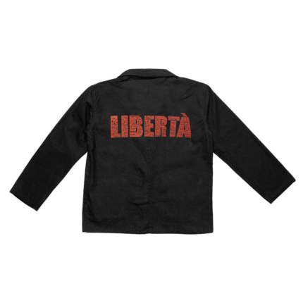 Bleu de chine de couleur noir de dos avec LIBERTA brodé en rouge avec des inscriptions corses entremêlées avec la broderie